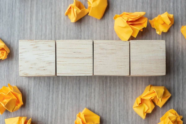 Άδειοι κύβοι ξύλου με θρυμματισμένα χαρτί σε ξύλινο φόντο τραπεζιού. — Φωτογραφία Αρχείου