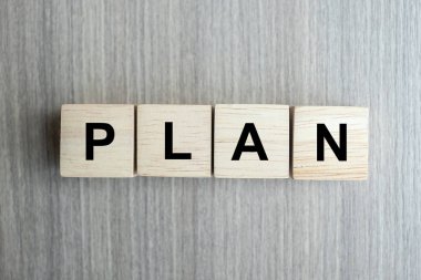 Masa arkasında Plan metni olan tahta küp. hedef, başarı, s