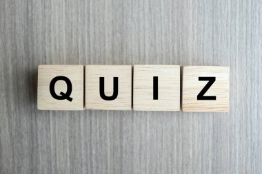 Ahşap masa arka plan üzerinde Quiz metin ahşap küp.