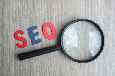 Seo (Arama Motoru Optimizasyonu) ufalanma ile sarı nota metin