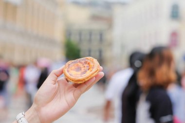 el bir Yumurta tart, ünlü geleneksel Portekizce tatlılar tutarak