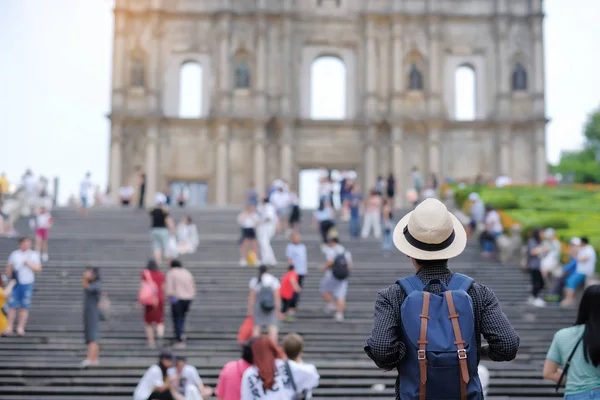 Homem jovem viajando mochileiro com chapéu, hipster asiático viajante — Fotografia de Stock