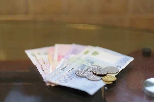 Макао патака або Макаванська патака банкнот і монет на столі — стокове фото