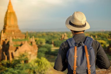Şapkalı genç bir gezgin, Asyalı bir gezgin