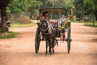 Arkeolojik Bölge, dönüm noktası ve turistik ve hedef için popüler antik tapınaklar tur için at arabası. Bagan, Myanmar, 11 Ağustos 2018