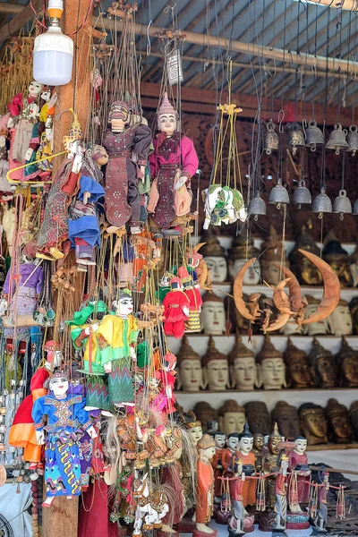 String Puppet souvenir, Muñecas coloridas de la tradición de Myanmar (Birmania) —  Fotos de Stock