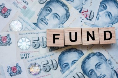 Fon ahşap küp elli Singapur Doları banknot arka plan.