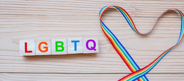 Texto LGBTQ com forma de coração Fita do arco-íris para Lésbicas, Gay, Bis — Fotografia de Stock