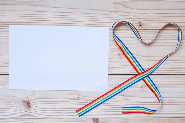 Κενή χάρτινη Σημείωση για LGBTQ με σχήμα καρδιάς κορδέλα ουράνιο τόξο για L — Φωτογραφία Αρχείου