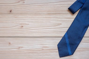 metin için kopya alanı ile ahşap arka plan üzerinde mavi kravat. Happ