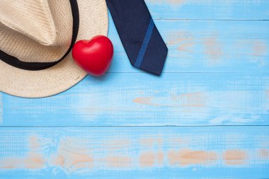 ahşap arka plan w şapka ve kırmızı kalp şekli ile mavi kravat