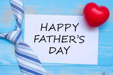 Woo mavi kravat ve kırmızı kalp şekli ile Happy Father's Day