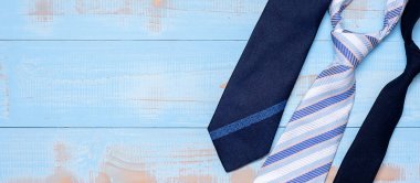 metin için kopya alanı ile ahşap arka plan üzerinde mavi kravat. Happ