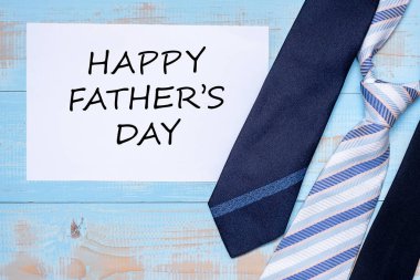 Ahşap arka planda mavi kravatlı Babalar Günü kutlu olsun. Inte