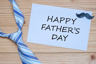 Ahşap bac üzerinde mavi kravat ve bıyık ile Happy Father's Day