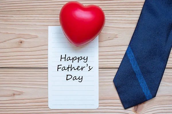 Feliz Dia do Pai com gravatas azuis e forma de coração vermelho no woo — Fotografia de Stock