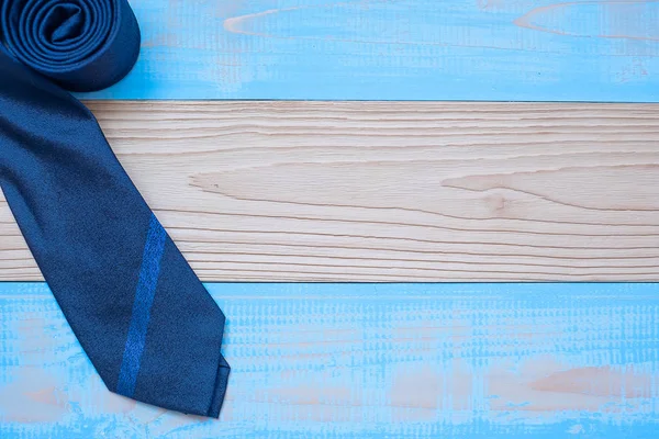 metin için kopya alanı ile ahşap arka plan üzerinde mavi kravat. Happ