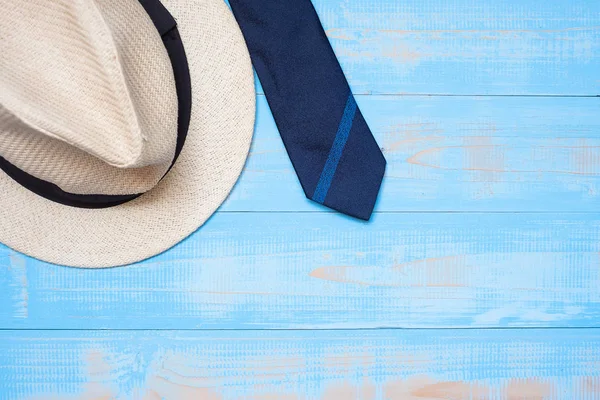 t için kopya alanı ile ahşap arka plan üzerinde şapka ile mavi kravat