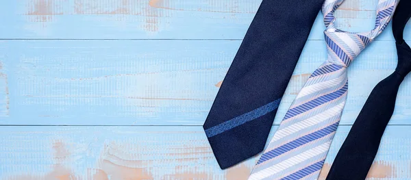 metin için kopya alanı ile ahşap arka plan üzerinde mavi kravat. Happ