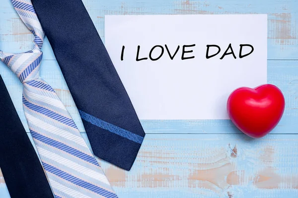 J'adore DAD avec des cravates bleues et une forme de coeur rouge sur le dos en bois — Photo
