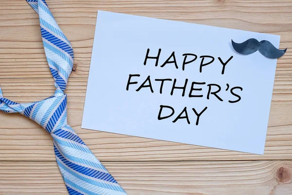 Ahşap bac üzerinde mavi kravat ve bıyık ile Happy Father's Day