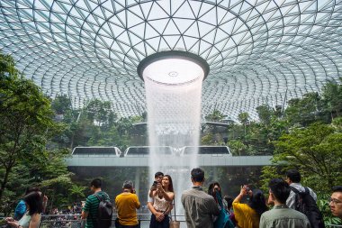 Dev su hsbc Yağmur Girdap ve güzel yeşil doğa düşmek