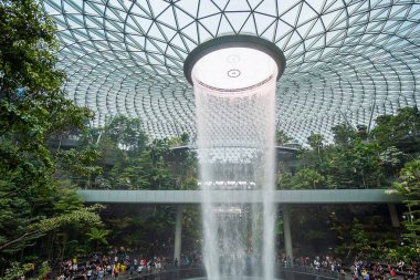 Dev su hsbc Yağmur Girdap ve güzel yeşil doğa düşmek