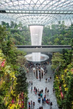 Dev su hsbc Yağmur Girdap ve güzel yeşil doğa düşmek