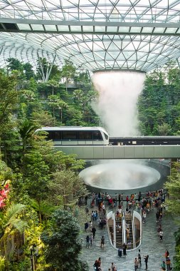 Dev su hsbc Yağmur Girdap ve güzel yeşil doğa düşmek