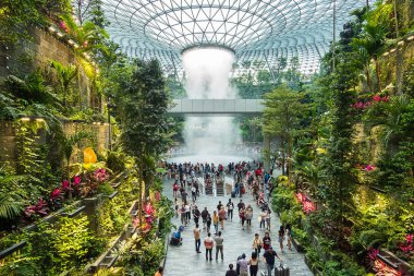 Dev su hsbc Yağmur Girdap ve güzel yeşil doğa düşmek