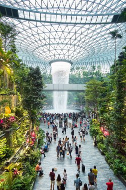 Dev su hsbc Yağmur Girdap ve güzel yeşil doğa düşmek