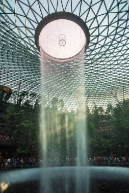 Dev su hsbc Yağmur Girdap ve güzel yeşil doğa düşmek