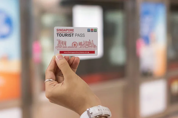 Tarjeta Hand holding Singapore Tourist Pass en la estación de MRT — Foto de Stock