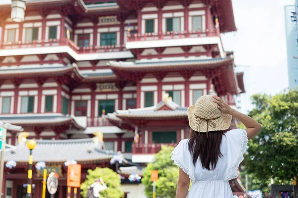 Mulher viajando com vestido branco e chapéu, viajante asiático olhando — Fotografia de Stock