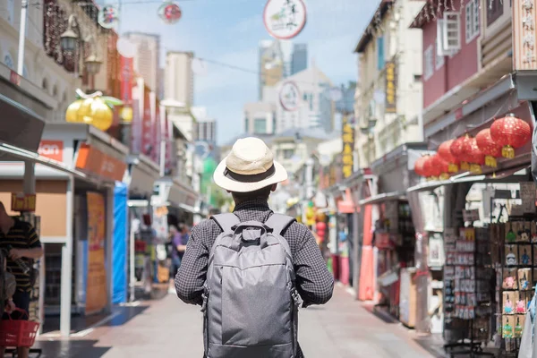 Joven hipster viajando con mochila y sombrero, feliz Solo tr — Foto de Stock