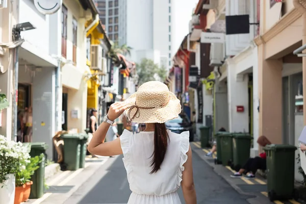 Mujer joven viajando con vestido blanco y sombrero, feliz trav asiático — Foto de Stock