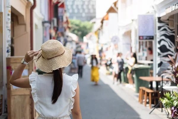 Mujer joven viajando con vestido blanco y sombrero, feliz trav asiático — Foto de Stock