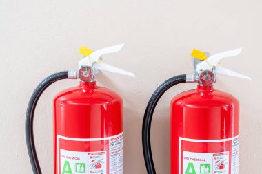 Arka planda yangın söndürme sistemi var. Güçlü bir şekilde ortaya çıkıyor.