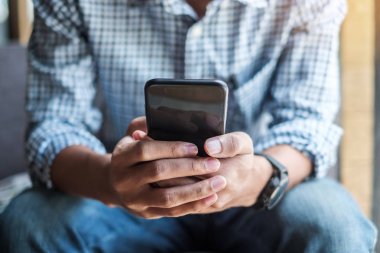 Genç gündelik İşadamı tutma ve sms bana için akıllı telefon kullanarak