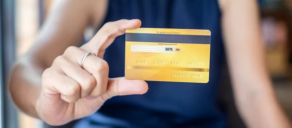 Giovane donna d'affari casual in possesso di carta di credito per negozio online — Foto Stock