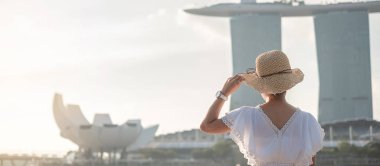 Genç Kadın sabah şapka ile seyahat, mutlu Asya trave