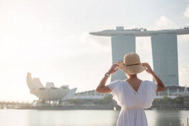 Genç Kadın sabah şapka ile seyahat, mutlu Asya trave