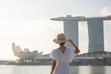 Genç Kadın sabah şapka ile seyahat, mutlu Asya trave