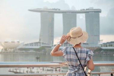 Genç Kadın sabah şapka ile seyahat, mutlu Asya trave
