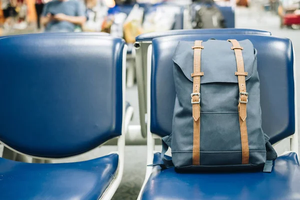 Bolsa vintage azul no assento no interior do terminal do aeroporto. Tr — Fotografia de Stock