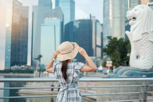 Jovem mulher viajando com chapéu de manhã, feliz trave asiática — Fotografia de Stock