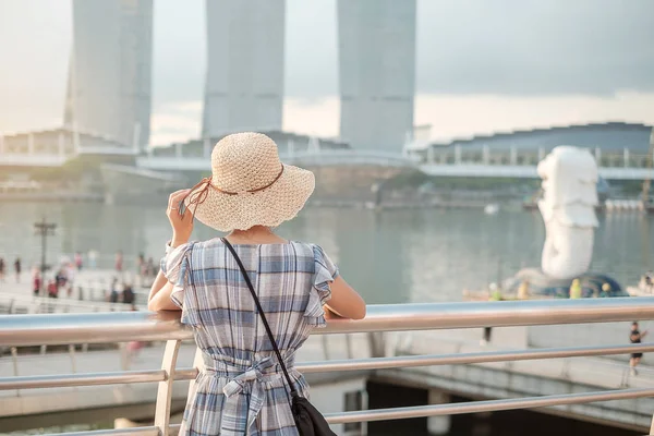 Jovem mulher viajando com chapéu de manhã, feliz trave asiática — Fotografia de Stock