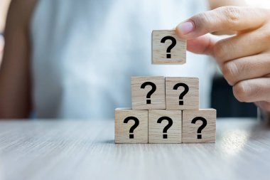 İş kadını el yerleştirme veya soru Işareti (?) kelime çekme 