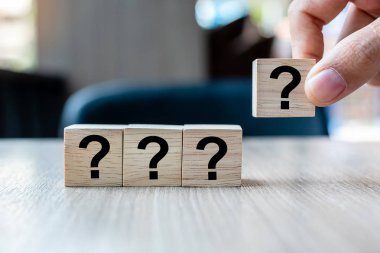 İş işadamı el tutan sorular Mark (?) ahşap c ile kelime