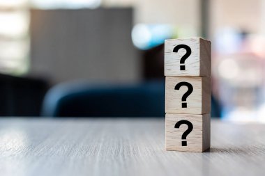 Soru Mark (?) tablo arka plan müziği ahşap küp bloğu ile kelime